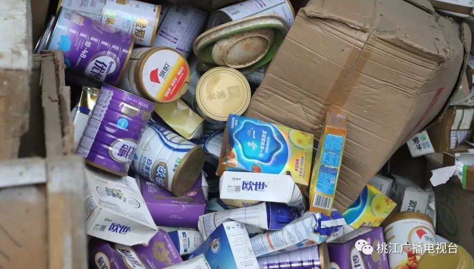 桃江查扣3000余桶过期金领冠蒙牛等奶粉
