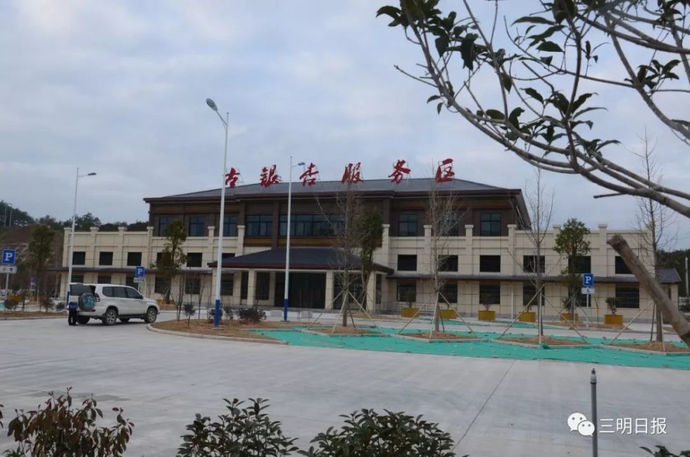 每小时100 公里,设中仙互通(匝道收费站),华口枢纽互通及古银杏服务区