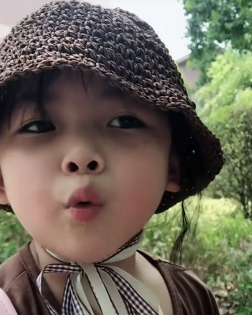 还记得韩安冉妹妹吗?小时候被夸可爱,如今像极了没整容前的姐姐