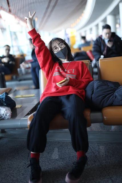 采用了同样色系的感觉,邢菲选择了一款黑色的鞋子搭配红色的袜子很