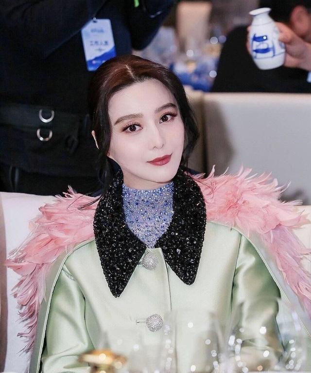 范冰冰活动精修图被指p过度,脖子长似长颈鹿,造型回归浮夸风