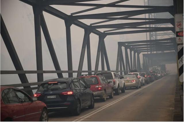 火灾时竟去度假澳大利亚总理访问灾区消防员直言不想跟他握手