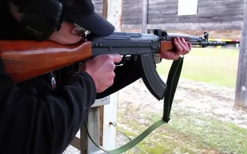 81杠魔改既有老兵的情怀又满足枪械市场需求