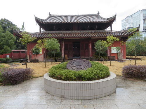 嘉靖《邵武府志》載:寶嚴寺始建於唐大順元年(890年),當時名為