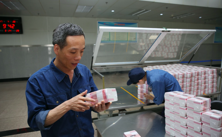 印钞厂工人薪资才3000块,却没有人要辞职?老员工偷偷告诉你内幕