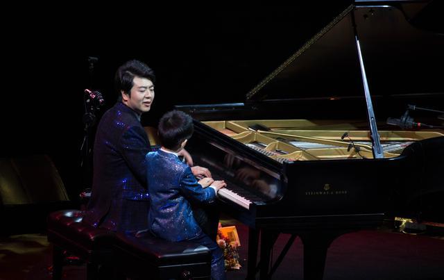 郎朗在现场饱含深情地弹奏了中国民歌《茉莉花》,肖邦《c小调夜曲》