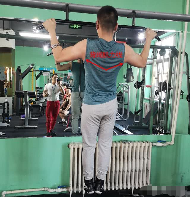 如果身体垂直做反手引体向上,对肱二头肌训练也不错.