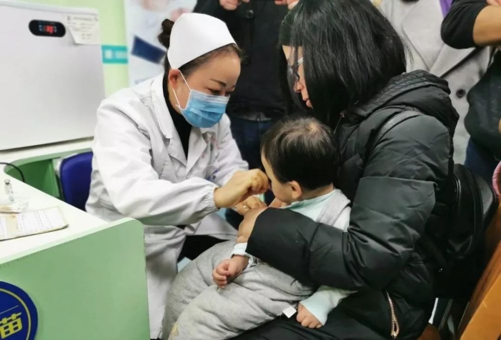 家长带着孩子前来接种疫苗"今天要给孩子打的这针是百白破联合疫苗,我