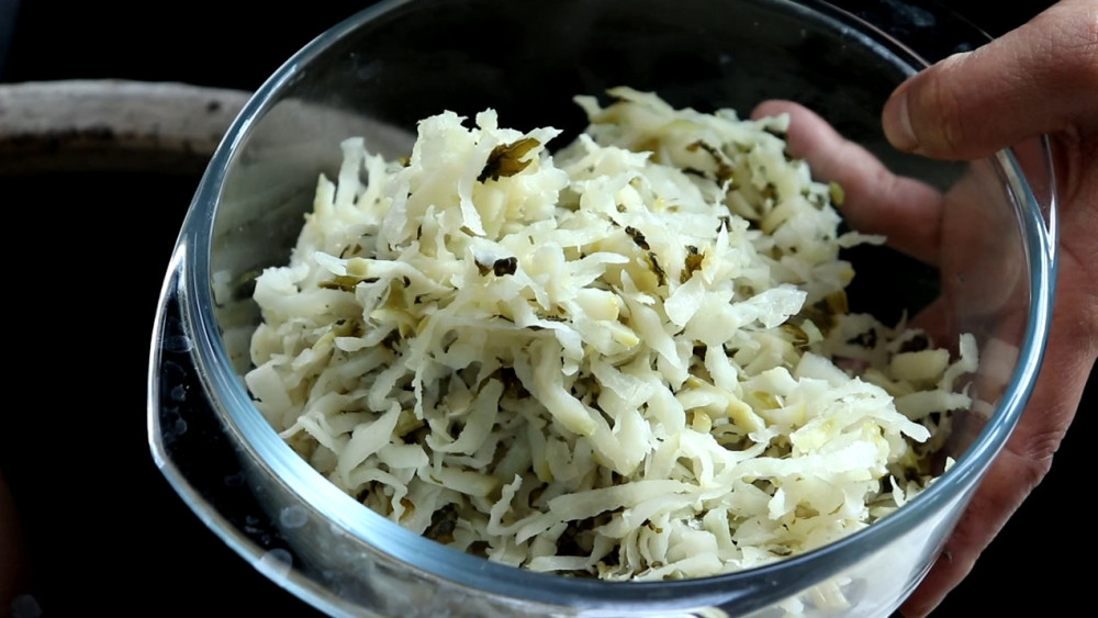山西人是这样腌酸菜的,1次腌120斤芥菜都不加盐,又香又酸又好吃