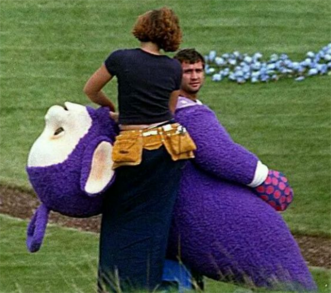 同样身穿皮套,美国有死侍,日本有假面骑士,看到英国的丧失抵抗力