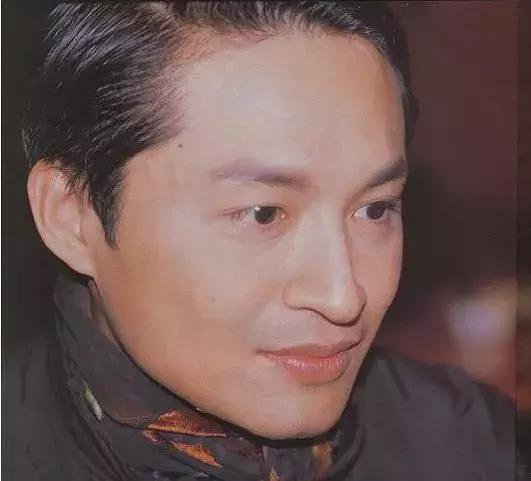 58岁"咆哮帝"马景涛现身,身材发福发际线后移,气质全无超显老