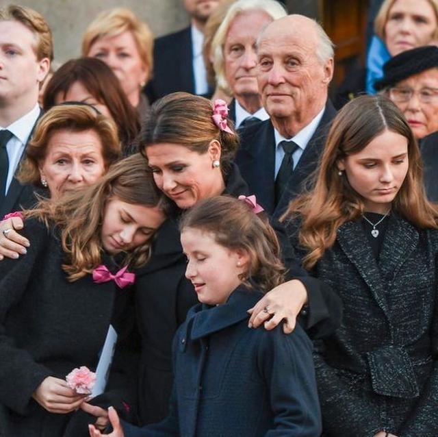 贝恩葬礼女儿发表演讲感伤落泪挪威王室成员互送拥抱很暖心