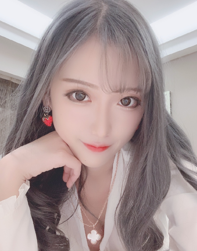 有种"发育过猛"叫腐团儿,看到她早期素颜照,是男人最爱的那一款!