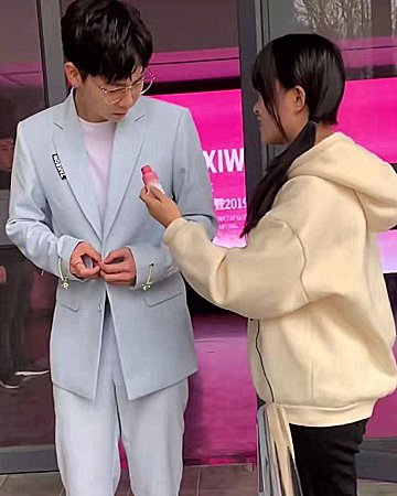 难怪柒阿姨能见到各大明星,网友透露其"真实身份",羡慕不来