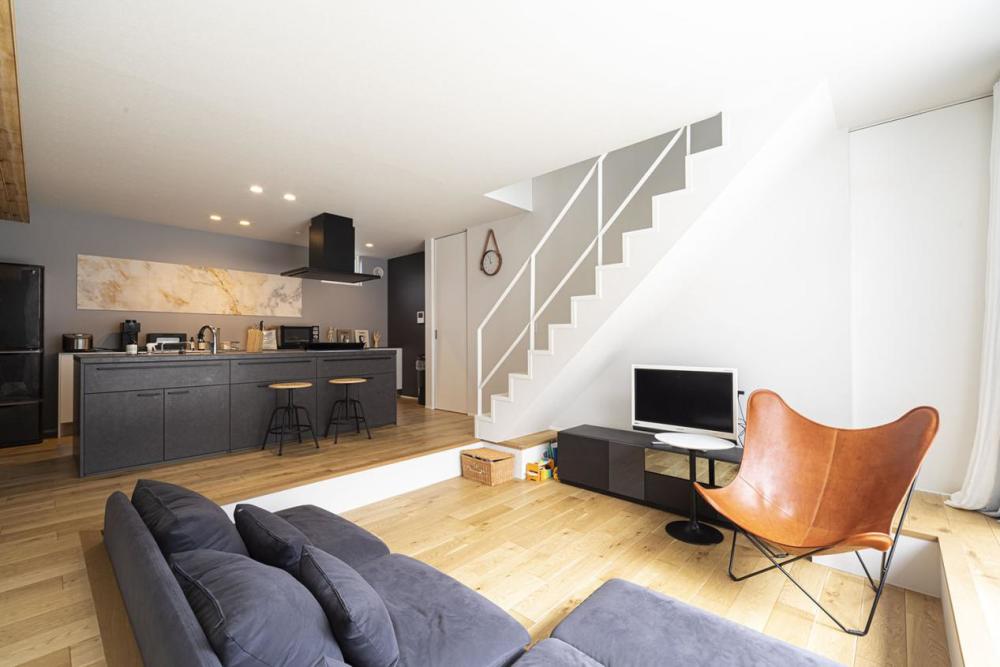 一家4口住98平复式小楼,卧室带有功能强大的衣帽间,简单又舒适