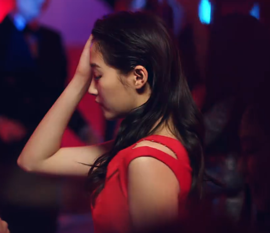 关晓彤夜店狂欢被抓拍,当她扭胯那一刻,才知啥叫"宅男之宝"