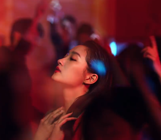 关晓彤夜店狂欢被抓拍,当她扭胯那一刻,才知啥叫"宅男之宝"