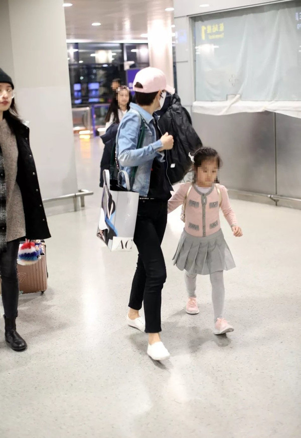 不过,相比大女儿,马伊琍手里牵着的小女儿罕见出现在公众视野中,当天