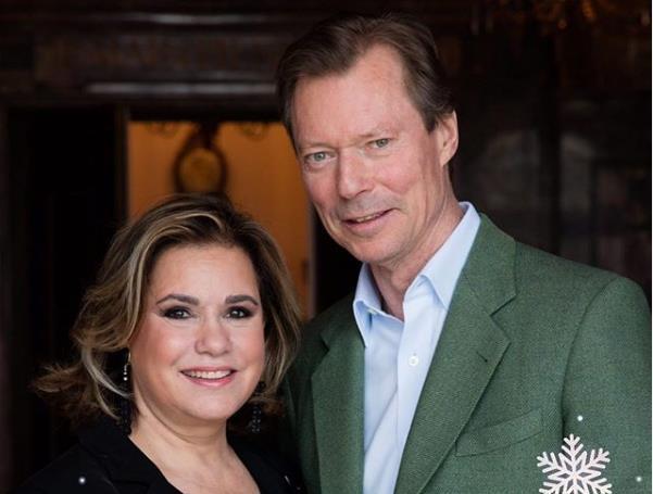 卢森堡王室发温馨全家福,一家人颜值在线,大公夫妇甜蜜不输儿女