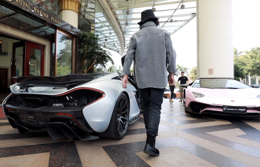 张大仙现身嘉年华,却被坐的车给实力抢镜,网友直呼:有钱真好!