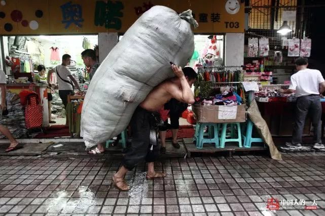 扛两百多斤的货挣10块钱,这位爸爸竟扛出了一套房!