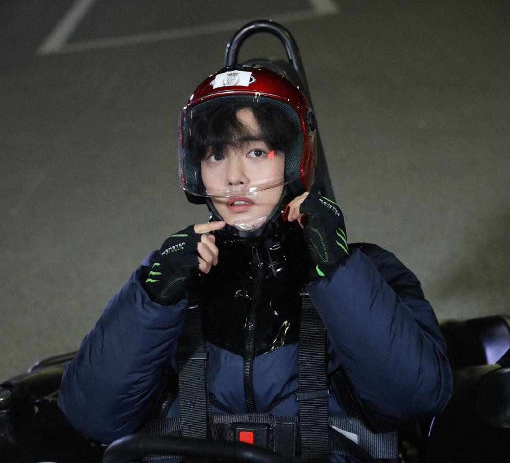 肖战加入新男团正式出道变成赛车手一脸呆萌表情撞脸坚果