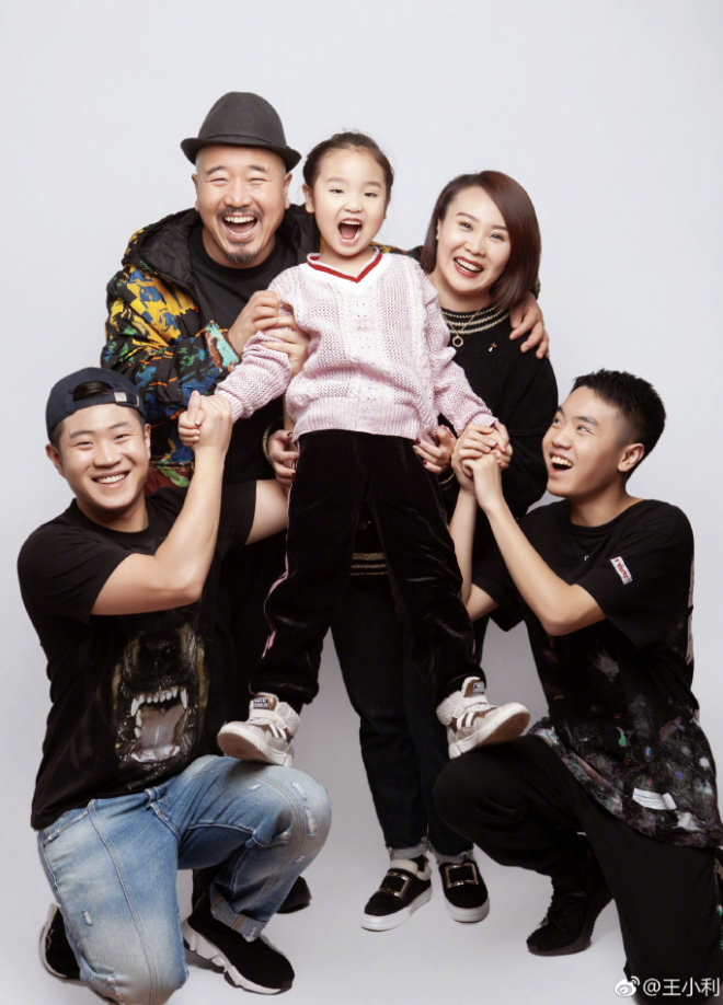 "刘能"王小利和大儿子同框!再婚生一儿一女,仨孩子关系很好_腾讯新闻