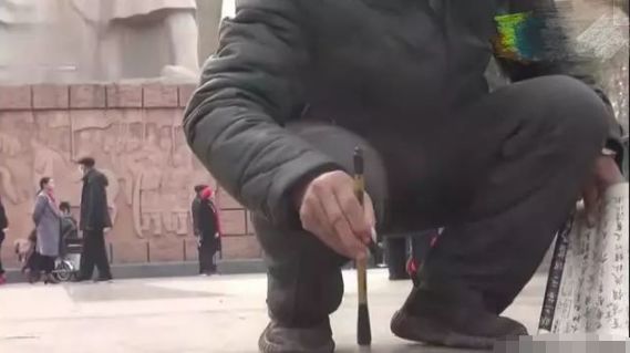 书法|54岁流浪汉，在街头练书法6年，欧楷写得真牛！病情也有好转！