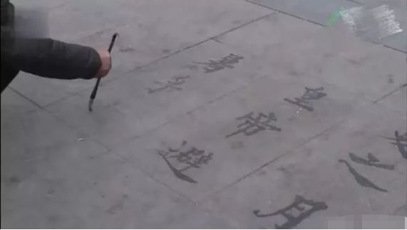 书法|54岁流浪汉，在街头练书法6年，欧楷写得真牛！病情也有好转！