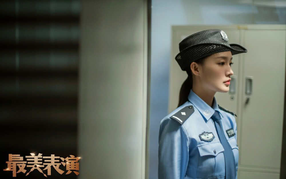 李沁警服正气十足 瓜子脸太精致 私服造型解锁更多时髦感 腾讯新闻