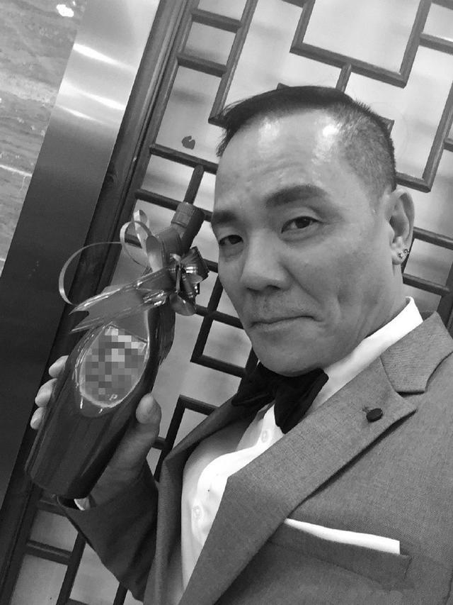 58岁"大军"程东近照,恋上小19岁美女,出道至今不温不火