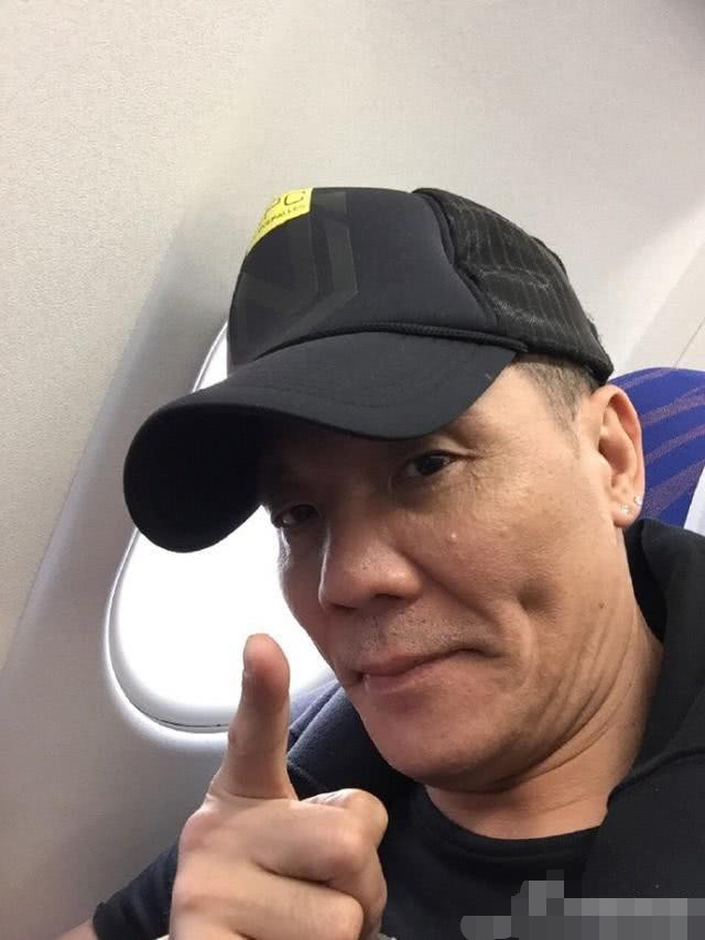 58岁"大军"程东近照,恋上小19岁美女,出道至今不温不火