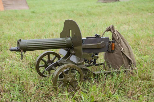 李鸿章第一次见到全自动机枪,没有先问价钱却先问这话,让人心酸