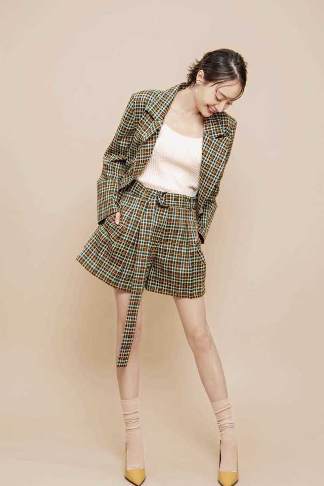 尖头的黄色高跟鞋再次拉长了双腿线条,很显腿细.