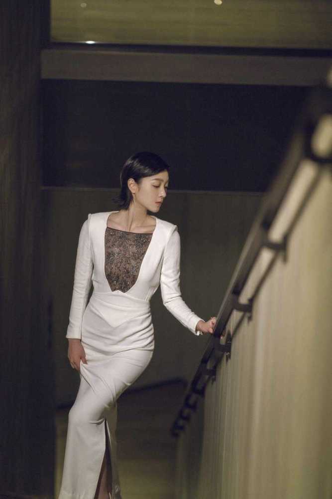 29岁何杜娟真敢穿,穿粉色印花字母连衣裙长裙减龄时髦,美腻了