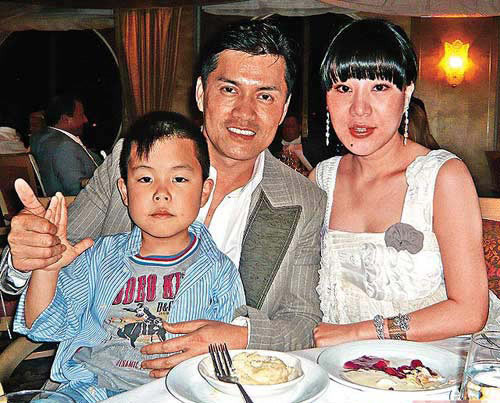 他是越南仔,红在香港,两任前妻都是港姐,今63岁靠现妻成亿万富豪