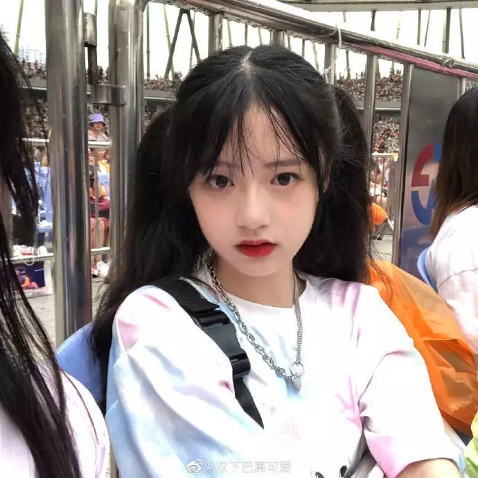 lo圈顶流真颜值曝光漫画脸辣妈谎报年龄甜心少女败于红毯