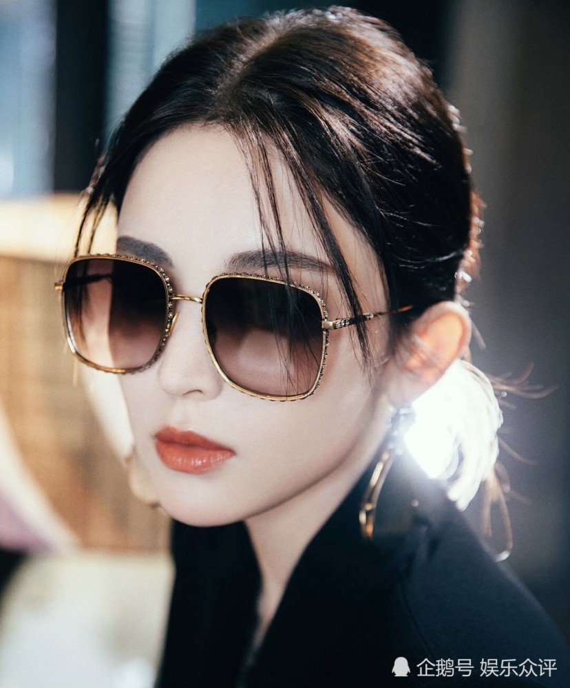 职业装的古力娜扎更美