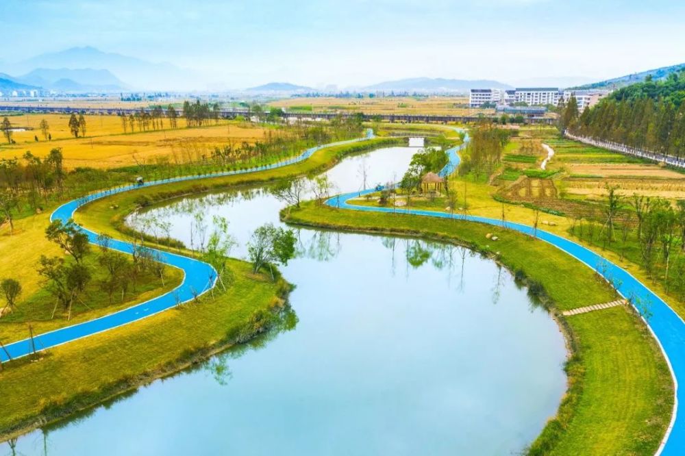 在完善河道基本功能的基础上,以滨水游步道为纽带,水景观公园为节点