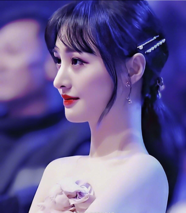 郑爽素颜练琴心情佳,回眸一笑太心动!