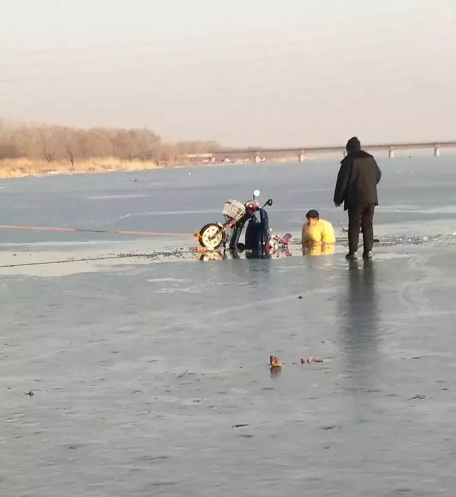 这下崴泥了!三轮电动车过潮白河,结果掉冰窟窿里了