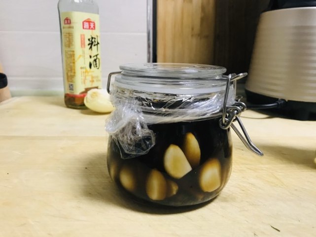 腊八蒜通常是指用醋腌制的蒜,成品颜色翠绿,口味偏酸,微辣.