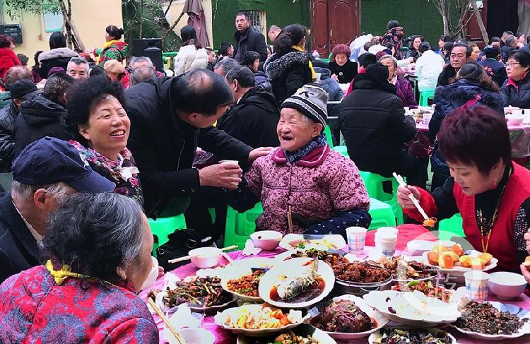 养老院请140个老人和家属吃团年饭 坝坝席摆了40桌