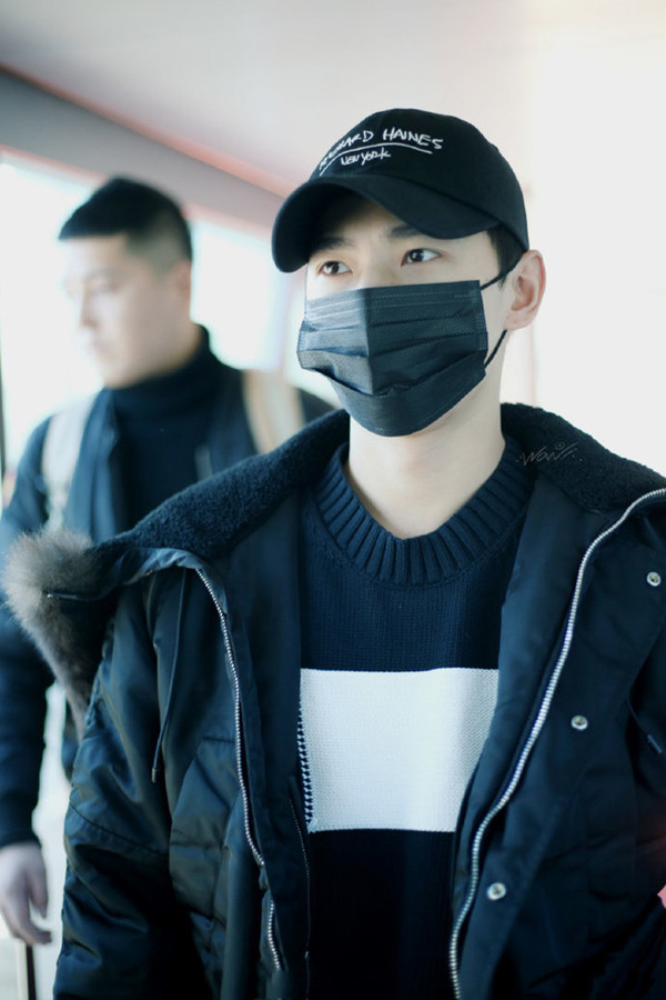 杨洋全黑look低调保暖,包裹严实显臃肿