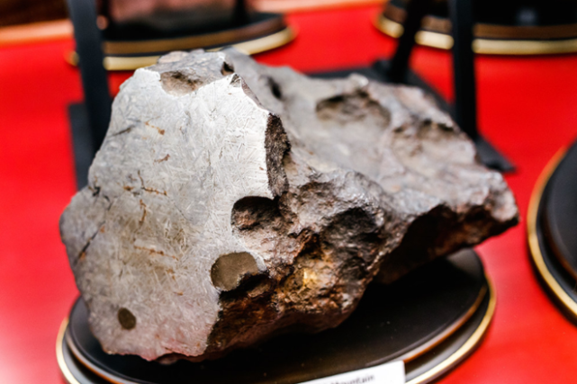 俄罗斯博物馆的陨石,玻璃罩偷偷升起触发警报!试图"逃离"地球?