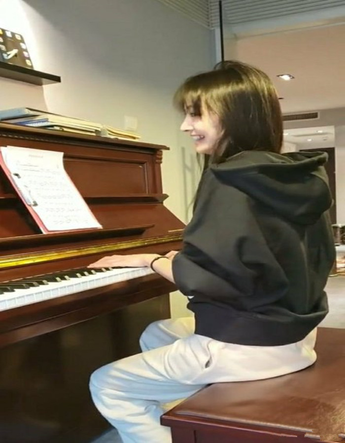 随后当郑爽还未满16岁的时候,理论上她才刚15岁半,然而还是被妈妈送到