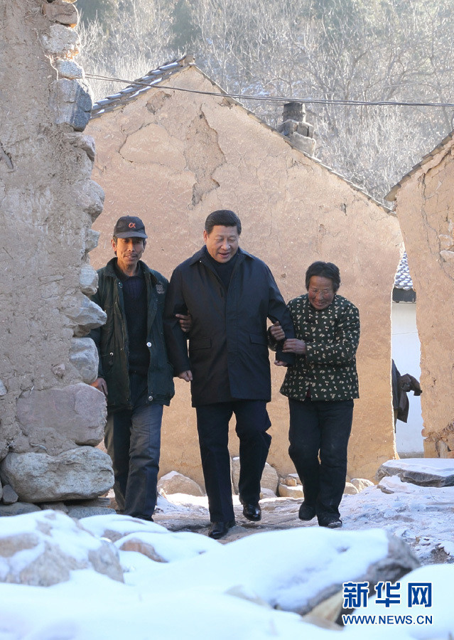 2012年12月30日，习近平来到地处深山的龙泉关镇骆驼湾村，走进困难群众唐宗秀（右）家慰问看望。新华社记者 庞兴雷 摄