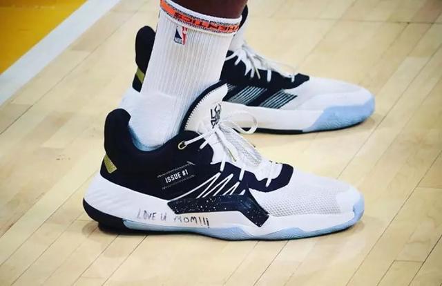 nba球员上脚卡特经历4个十年西蒙斯的球鞋为家乡祈祷