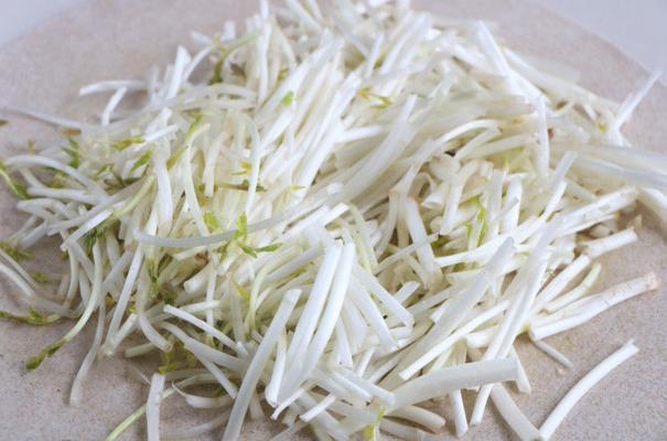 下饭菜牛肉炒芹芽大火翻炒好吃又实惠