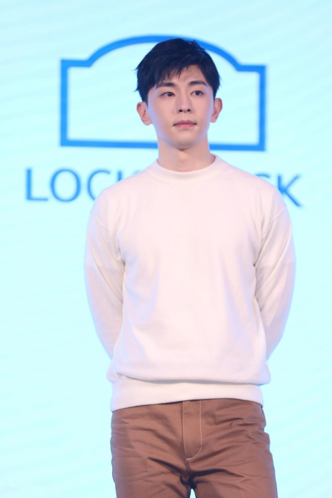 邓伦上海参加品牌活动,穿搭清爽,与粉丝亲密互动,态度亲和